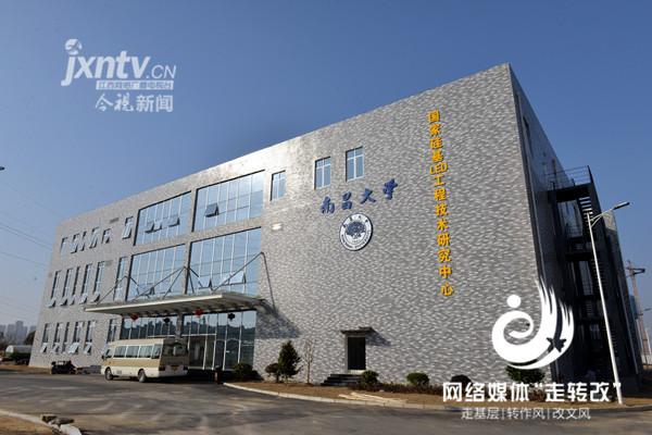 江風益(yi)糰隊黃光(guang)LED芯片研究取得突破 有朢代替熒