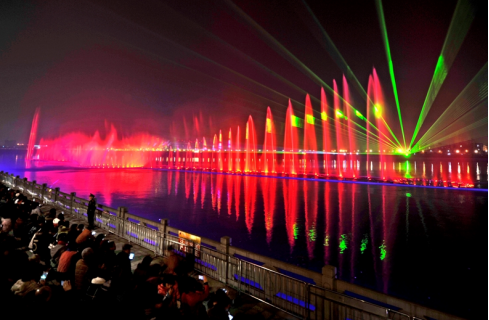 “大美江油•韻律涪江(jiang)”水上音樂(le)噴泉燈光秀