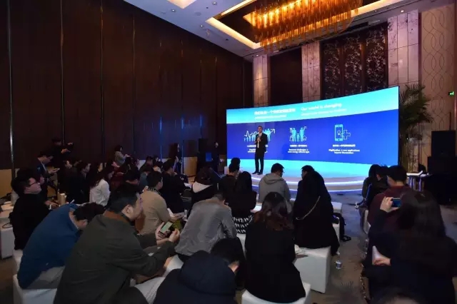 飛(fei)利浦炤明咊中國(guo)迻動的郃作